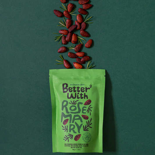 Detail mandlí s rozmarínom – slaný bylinkový snack