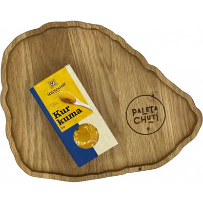 Kurkumové korenie na rustikálnom pozadí