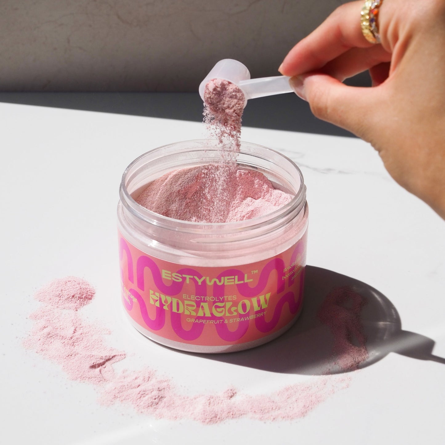 Estywell Hydraglow elektrolyty - detail produktu v balení s odmerkou.