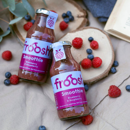 Osviežujúce smoothie servírované s lesným ovocím