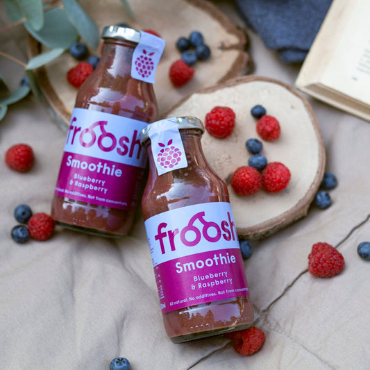 Osviežujúce smoothie servírované s lesným ovocím