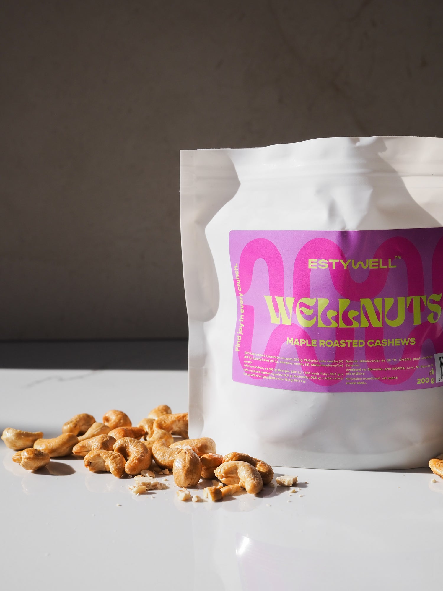 Detail chrumkavých sladkých  kešu orechov ESTYWELL Wellnuts