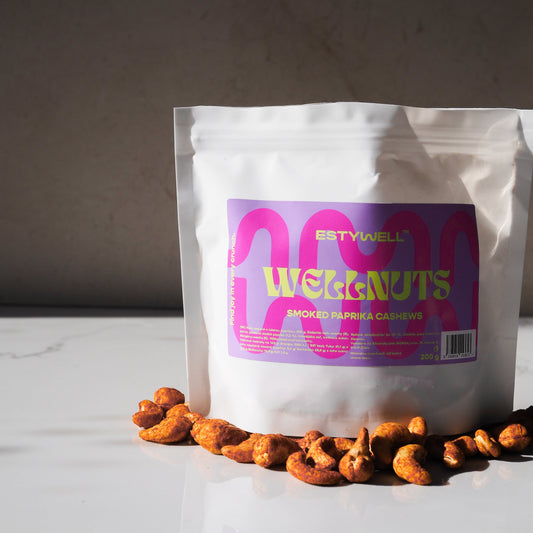 Detail korenených kešu orechov WELLNUTS