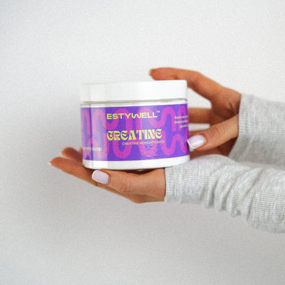 Estywell kreatín monohydrát - balenie produktu držiaci v ruke.