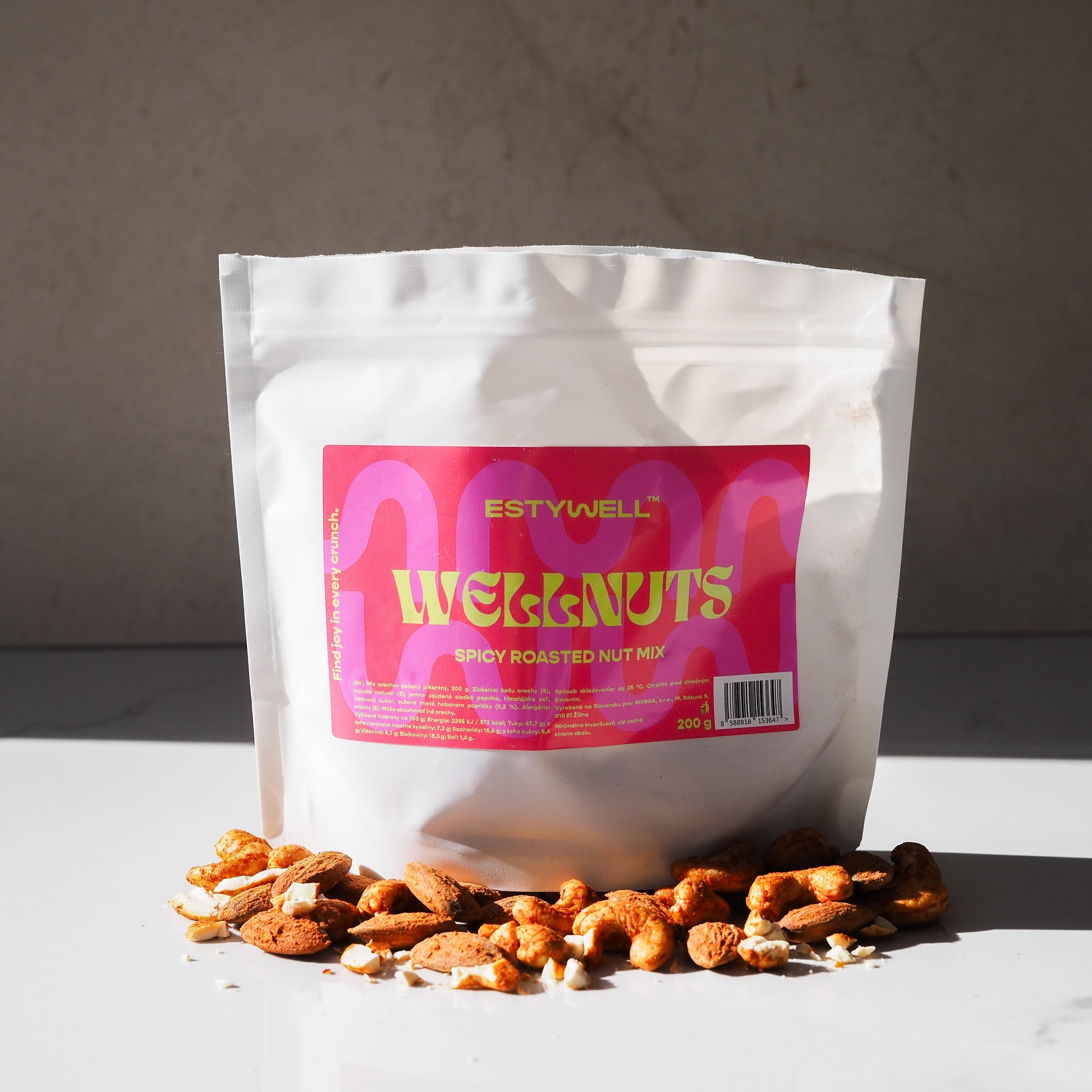 Chrumkavé pražené kešu a mandle s pikantným korením – WELLNUTS