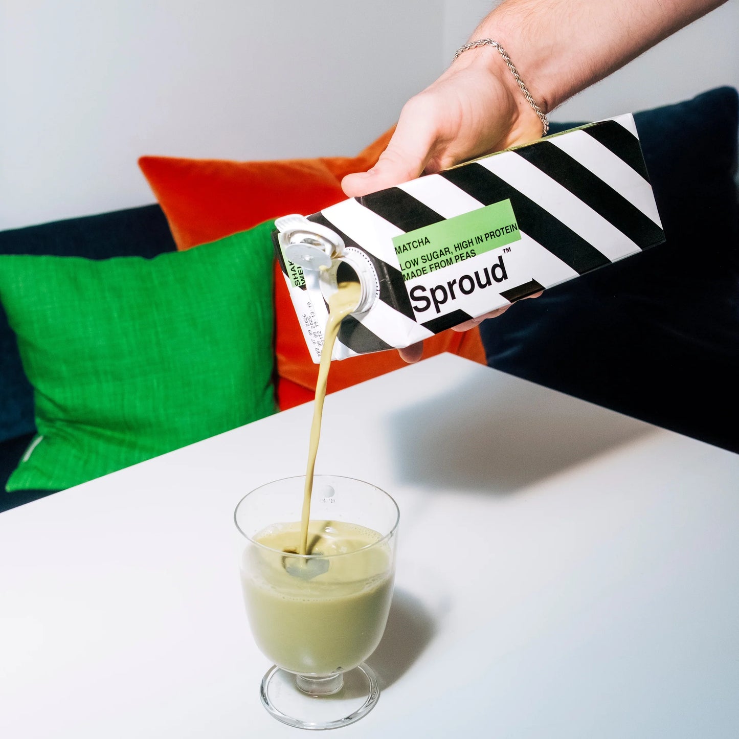 Detail nalievania Sproud Matcha rastliného nápoja