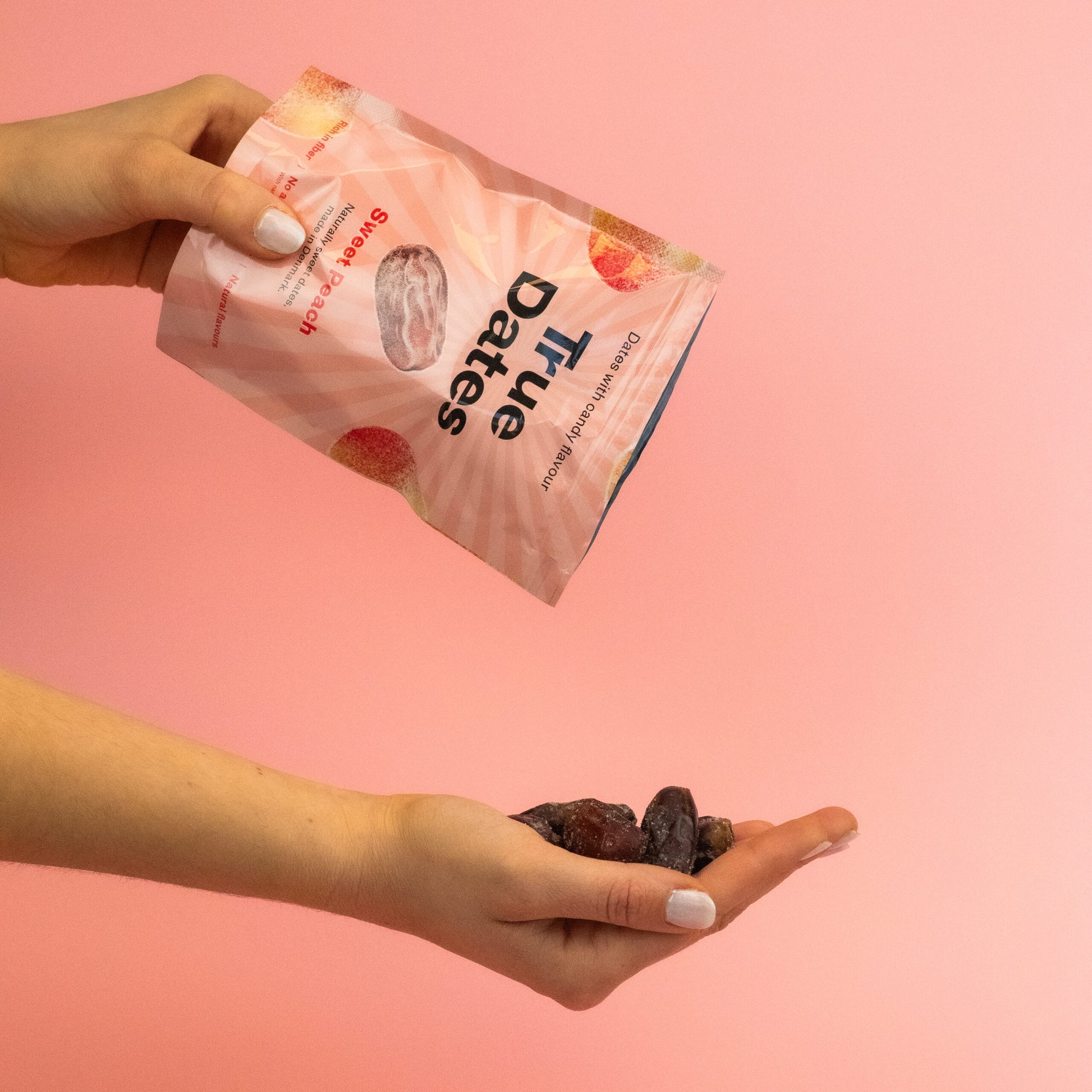 Detail balenia datlí s broskyňovým nádychom