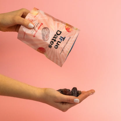 Detail balenia datlí s broskyňovým nádychom