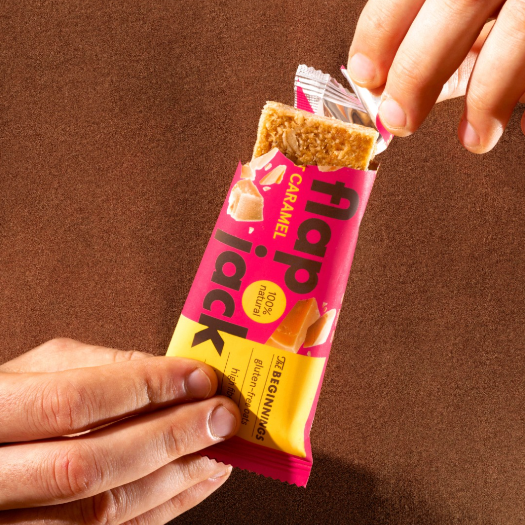 Ovsená tyčinka bez lepku s karamelom – lifestyle záber