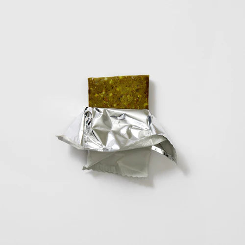 THE NO BAR Matcha 45 g – proteínová tyčinka s mandľami a kolagénom, detail tyčinky